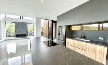 Impresionante casa para estrenar en el Alto de Palmas.