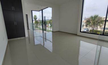 Casa en venta con alberca y esquina Fracc. Residencial las Palmas, Medellín, Ver