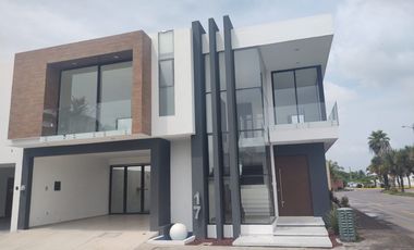 Casa en venta con alberca y esquina Fracc. Residencial las Palmas, Medellín, Ver