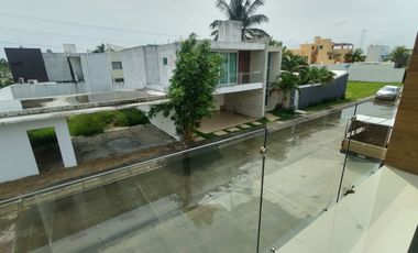 Casa en venta con alberca y esquina Fracc. Residencial las Palmas, Medellín, Ver