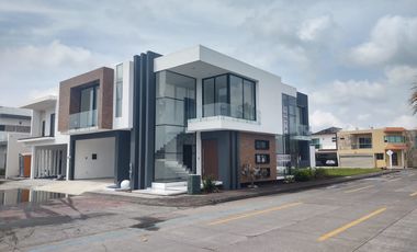 Casa en venta con alberca y esquina Fracc. Residencial las Palmas, Medellín, Ver