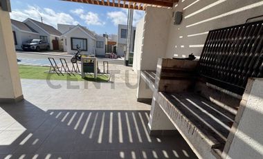 Se arrienda acojedora casa en Costa Laguna