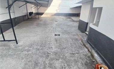 SE ARRIENDA parqueadero, lavadero, SECTOR ESTADIO, MEDELLIN / 300m²
