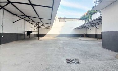 SE ARRIENDA parqueadero, lavadero, SECTOR ESTADIO, MEDELLIN / 300m²