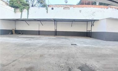 SE ARRIENDA parqueadero, lavadero, SECTOR ESTADIO, MEDELLIN / 300m²