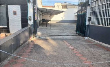 SE ARRIENDA parqueadero, lavadero, SECTOR ESTADIO, MEDELLIN / 300m²