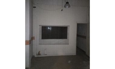 Local Frente a la Estación de Tren  En Quilmes