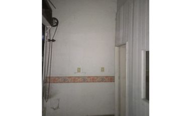 Local Frente a la Estación de Tren  En Quilmes