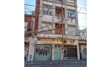Local Frente a la Estación de Tren  En Quilmes