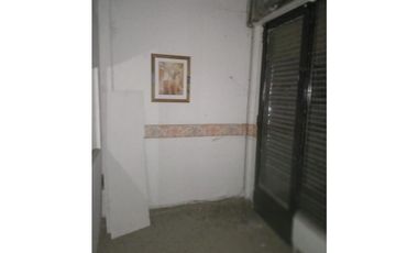 Local Frente a la Estación de Tren  En Quilmes