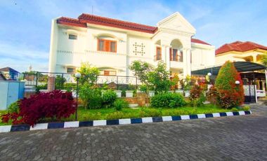Rumah MEwah Dengan Kolam Renang Dekat SCH Jalan Gito Gati