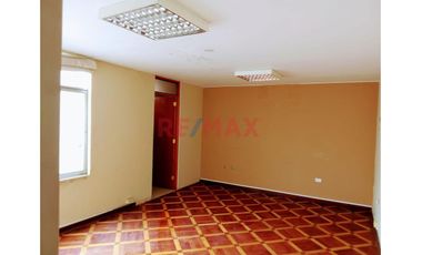 Se Alquila Amplia Casa Solo Primer Piso  – Ideal Para Oficinas O Negocios Surco A Una Cuadra De La Av. Polo