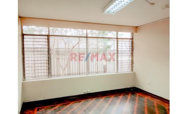 Se Alquila Amplia Casa Solo Primer Piso  – Ideal Para Oficinas O Negocios Surco A Una Cuadra De La Av. Polo