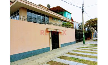 Se Alquila Amplia Casa Solo Primer Piso  – Ideal Para Oficinas O Negocios Surco A Una Cuadra De La Av. Polo