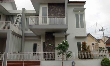 Rumah mewah 2 lantai lokasi dekat kantor Terpadu Malang