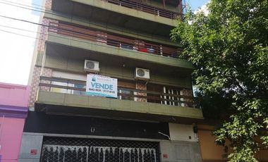 Departamento de 4 ambientes con dep. de servicio, patio con parrilla y balcón, Liniers.