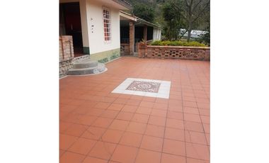 Hacienda con casa y terreno en venta tipo quinta en paute