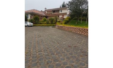 Hacienda con casa y terreno en venta tipo quinta en paute