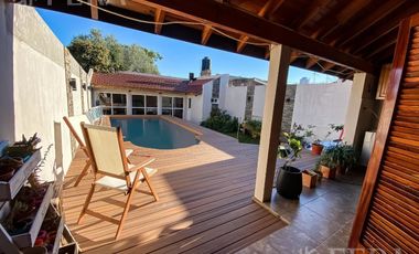 Venta casa 6 ambientes con cochera, galería, piscina y quincho en Villa Dominico (28060)