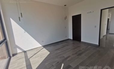 CASA EN VENTA EN FRACCIONAMIENTO PRIVADO AL SUR DE MONTERREY, EQUIPADA