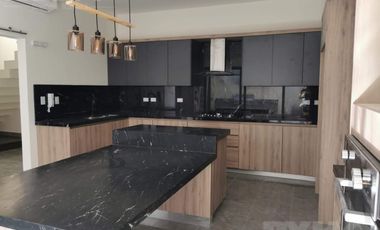 CASA EN VENTA EN FRACCIONAMIENTO PRIVADO AL SUR DE MONTERREY, EQUIPADA