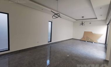 CASA EN VENTA EN FRACCIONAMIENTO PRIVADO AL SUR DE MONTERREY, EQUIPADA