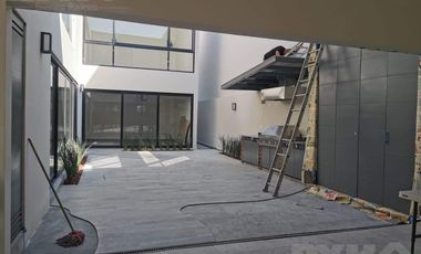 CASA EN VENTA EN FRACCIONAMIENTO PRIVADO AL SUR DE MONTERREY, EQUIPADA