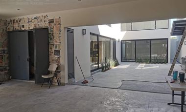 CASA EN VENTA EN FRACCIONAMIENTO PRIVADO AL SUR DE MONTERREY, EQUIPADA