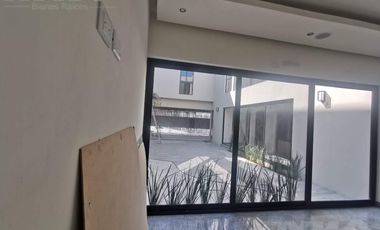 CASA EN VENTA EN FRACCIONAMIENTO PRIVADO AL SUR DE MONTERREY, EQUIPADA
