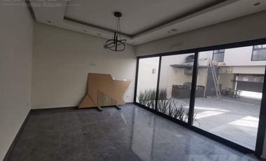 CASA EN VENTA EN FRACCIONAMIENTO PRIVADO AL SUR DE MONTERREY, EQUIPADA