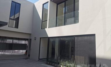 CASA EN VENTA EN FRACCIONAMIENTO PRIVADO AL SUR DE MONTERREY, EQUIPADA