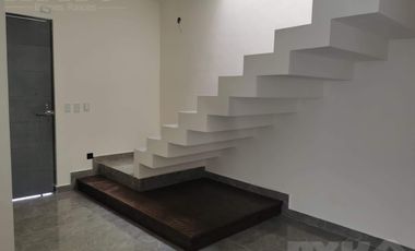 CASA EN VENTA EN FRACCIONAMIENTO PRIVADO AL SUR DE MONTERREY, EQUIPADA