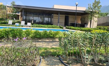 CASA EN VENTA EN FRACCIONAMIENTO PRIVADO AL SUR DE MONTERREY, EQUIPADA