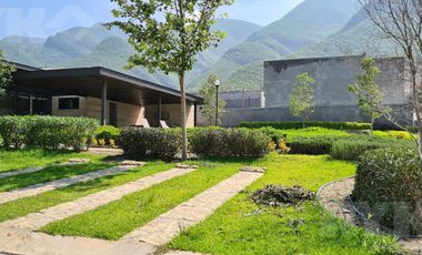 CASA EN VENTA EN FRACCIONAMIENTO PRIVADO AL SUR DE MONTERREY, EQUIPADA