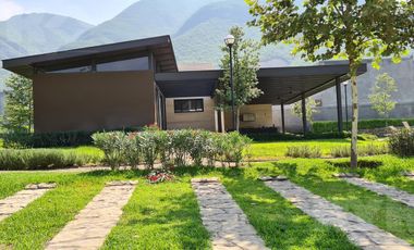 CASA EN VENTA EN FRACCIONAMIENTO PRIVADO AL SUR DE MONTERREY, EQUIPADA