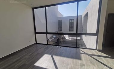 CASA EN VENTA EN FRACCIONAMIENTO PRIVADO AL SUR DE MONTERREY, EQUIPADA