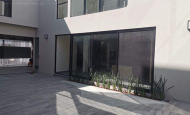 CASA EN VENTA EN FRACCIONAMIENTO PRIVADO AL SUR DE MONTERREY, EQUIPADA