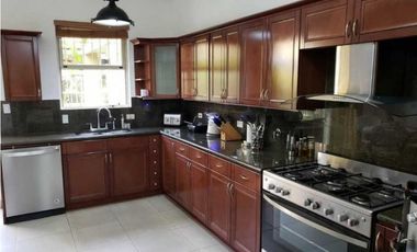 SE VENDE O SE ALQUILA CASA EN EL PH EMBASSY GARDENS  CLAYTON