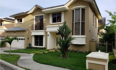 SE VENDE O SE ALQUILA CASA EN EL PH EMBASSY GARDENS  CLAYTON