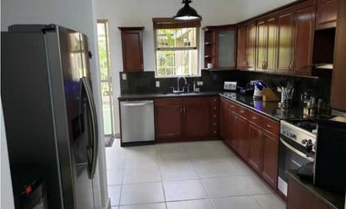 SE VENDE O SE ALQUILA CASA EN EL PH EMBASSY GARDENS  CLAYTON