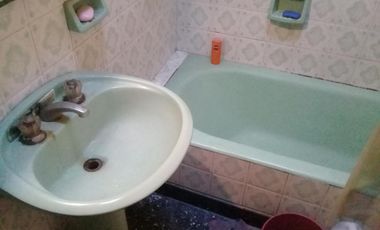 CASA AMERICANA DE 4 AMBIENTES CON FONDO.