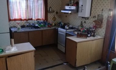 CASA AMERICANA DE 4 AMBIENTES CON FONDO.