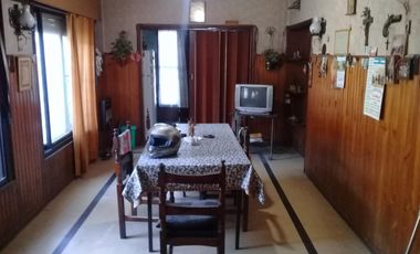 CASA AMERICANA DE 4 AMBIENTES CON FONDO.