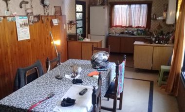 CASA AMERICANA DE 4 AMBIENTES CON FONDO.