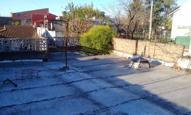 CASA AMERICANA DE 4 AMBIENTES CON FONDO.