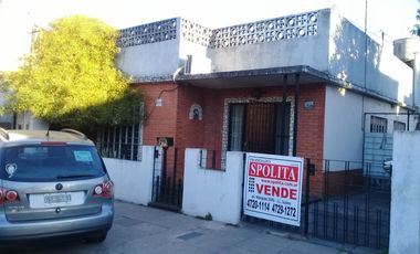 CASA AMERICANA DE 4 AMBIENTES CON FONDO.