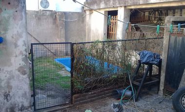 CASA AMERICANA DE 4 AMBIENTES CON FONDO.