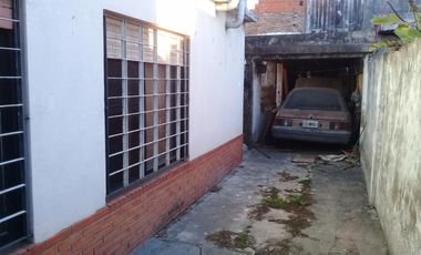 CASA AMERICANA DE 4 AMBIENTES CON FONDO.