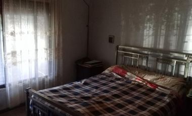 CASA AMERICANA DE 4 AMBIENTES CON FONDO.