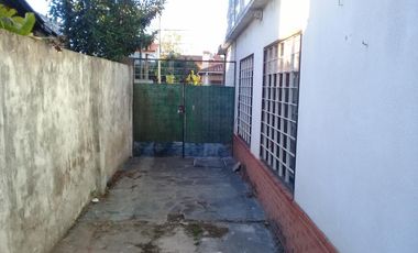 CASA AMERICANA DE 4 AMBIENTES CON FONDO.